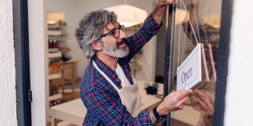 Mature entrepreneur reopening his store Gastro-Leitfaden